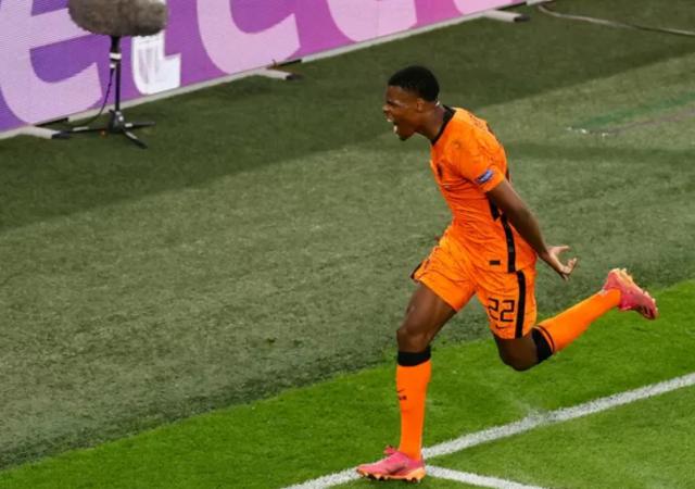 世界杯手机高清观看-【人物】曾被嘲笑的小岛国脚 最令人惊叹的荷兰红星