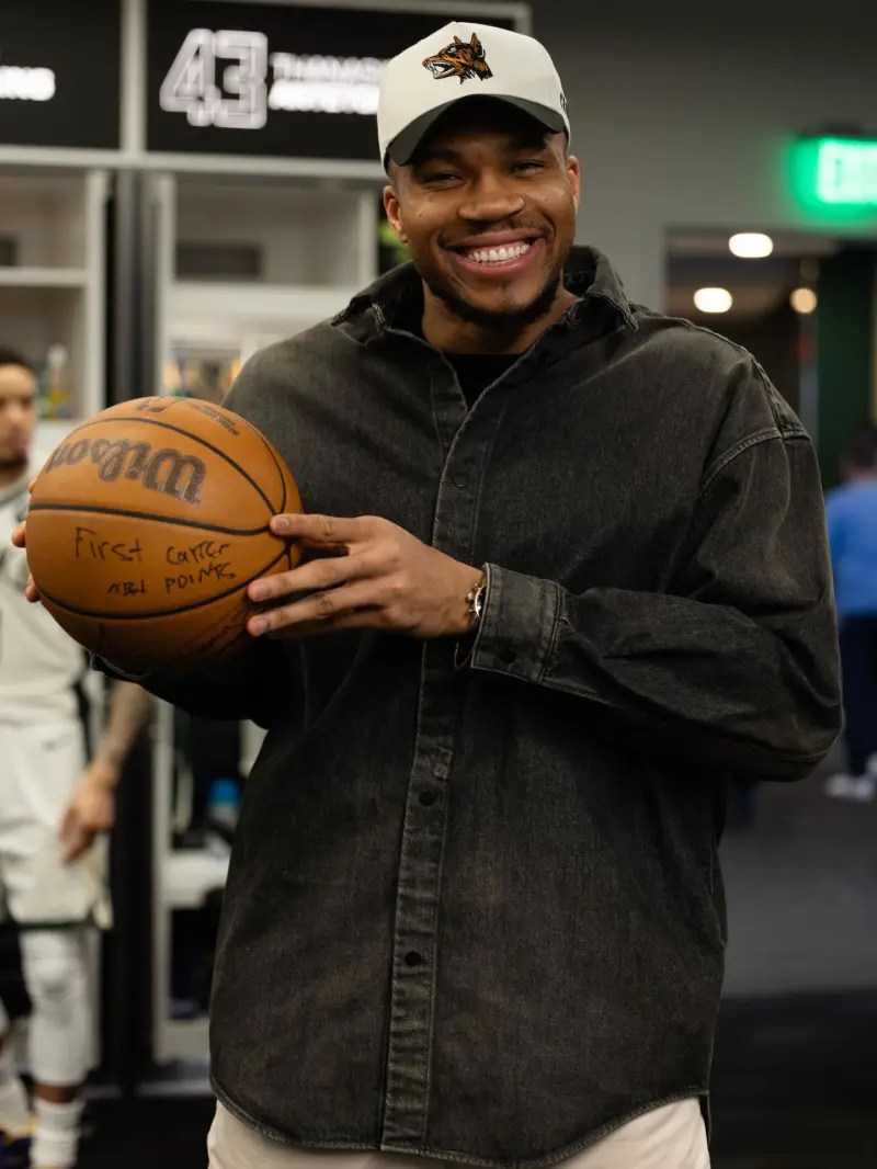 世界杯官方直播软件-扬尼斯-阿德托昆博更新Ins晒近期照片与球迷分享：继续进步